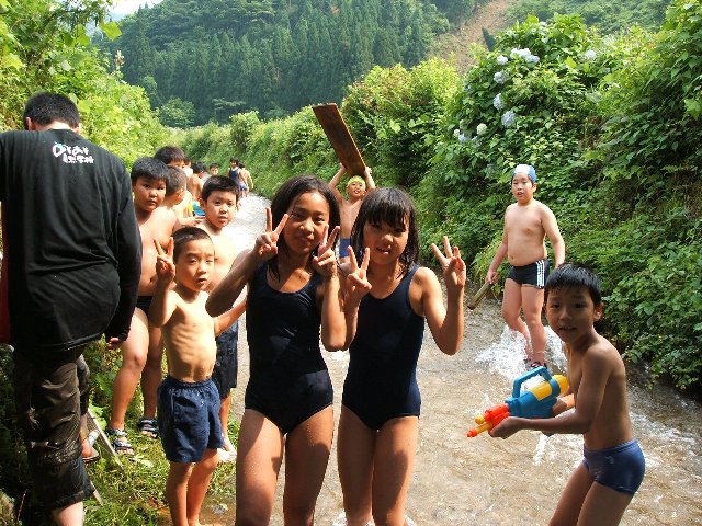 あそあそ自然学校 夏休みの冒険 流しそうめんづくりと簡単ピザ窯づくり ピザおやつ 川遊び